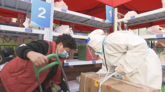 封閉管理小區里，他們加入“大白”隊伍共同筑起安全屏障——透視外賣遞送“最后一百米”